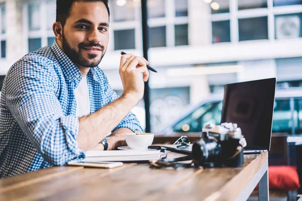 Ritratto Fotografo Professionista Sorridente Che Prende Appunti Progetto Seduto Sul — Foto Stock