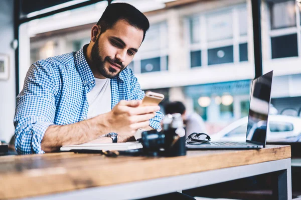 Homem Jovem Lendo Mensagem Renda Redes Smartphone Trabalhando Freelance Espaço — Fotografia de Stock