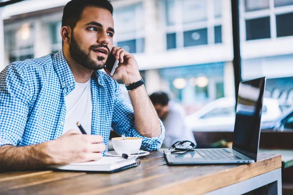 Profesyonel Erkek Gazeteci Seyredebileceğiniz Öğrenmek Café Notlar Defteri Danışmanlık Telefon — Stok fotoğraf