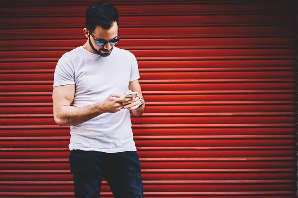 Handsome Hipster Guy Banking Melalui Aplikasi Pada Ponsel Berdiri Luar — Stok Foto