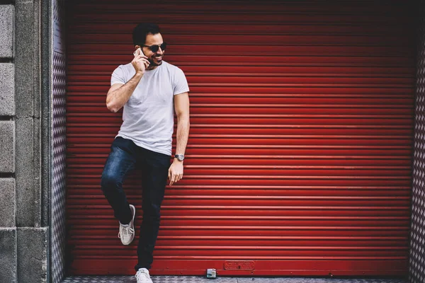 Fröhlicher Hipster Typ Beim Telefonieren Roaming Zufrieden Mit Tarifen Die — Stockfoto