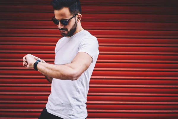 Pemuda Hipster Memeriksa Waktu Pada Jam Tangan Berjalan Jalan Dengan — Stok Foto