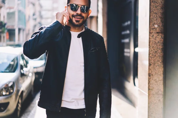 Bearded Man Trendy Clothes Satisfied Connection Talking Mobile Phone Strolling — Stock Photo, Image