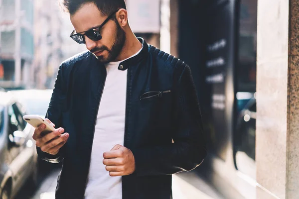 Schöner Mann Der Mails Auf Dem Smartphone Mit Einer Anwendung — Stockfoto