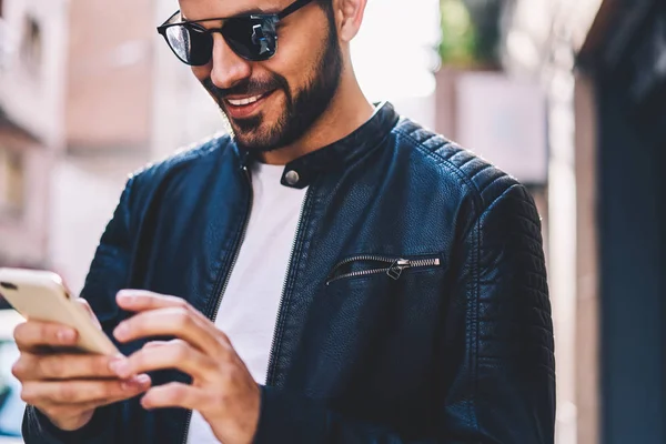 Imagen Recortada Del Chico Sonriente Recibiendo Buenas Noticias Mensaje Ingresos — Foto de Stock