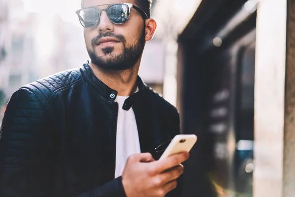 Cropped Image Bearded Guy Holding Cellular Share Multimedia Networks Looking — Stock Photo, Image