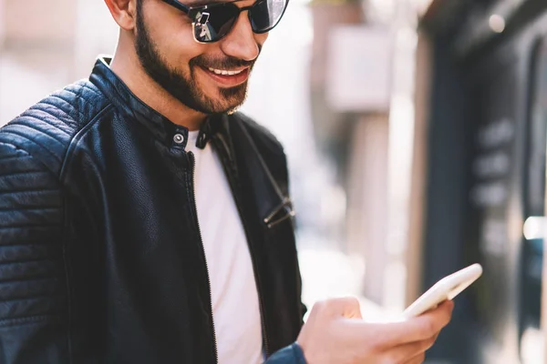 Imagem Recortada Cara Bonito Alegre Lendo Informações Navegou Site Smartphone — Fotografia de Stock