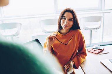 Çekici yetenekli öğrenci el süre vasıl okul sırası oturan ve smartphone Üniversitesi iç tutan meslektaşım dinleme gözlük ile. Gözlük ofiste olan akıllı kadın