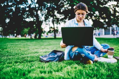 Açık havada kopya alanı için reklam, dalgın hippi kız uzak iş yaptığını ve netbook üzerinde uygulama yükleme bardaklarda oturan dosya indirme dizüstü bilgisayarda çalışan düşünceli kadın serbest meslek