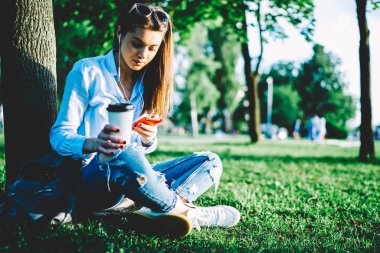 Kopyalama alanı alanı şarkı uygulama mobil, hippi kız dinleme radyo kulaklık s smartphone ayarlarını yapma yayın yolu ile İndiriyor Parkı dinlenme dalgın kız öğrenci