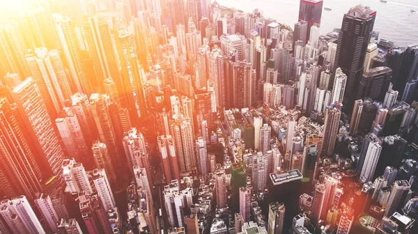 オフィスの高層ビルと上海で開発された大都会の無人機の飛行から上面の空中写真 中国の先進的な建物と交通インフラのビジネス センター — ストック写真