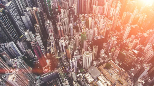 近代的な高層ビルや企業と中国都市の素晴らしい風景の飛行からの航空写真 オフィスビルや高度なインフラストラクチャと開発した香港町平面図 — ストック写真