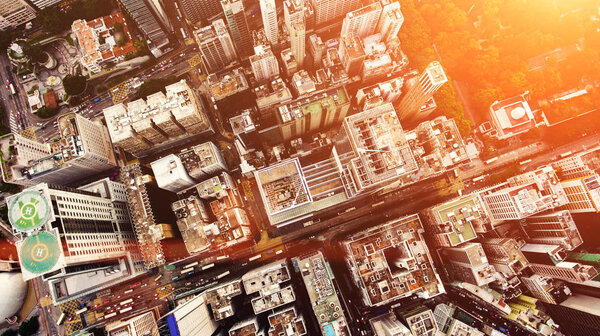 Вид сверху аэрофотоснимок летающего беспилотника развитого китайского мегаполиса с офисными небоскребами и бизнес-центрами. Гонконг с высокими зданиями и развитой транспортной инфраструктурой
