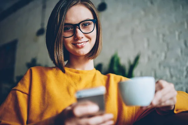 Yarım Uzunluk Portre Rahat Coworking Uzayda Fincan Lezzetli Kahve Dijital — Stok fotoğraf