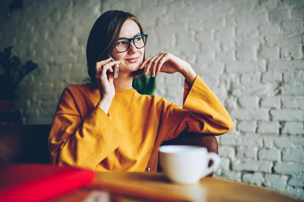 Reflexionando Mujer Negocios Gafas Vista Escuchando Divertida Historia Amigo Durante — Foto de Stock