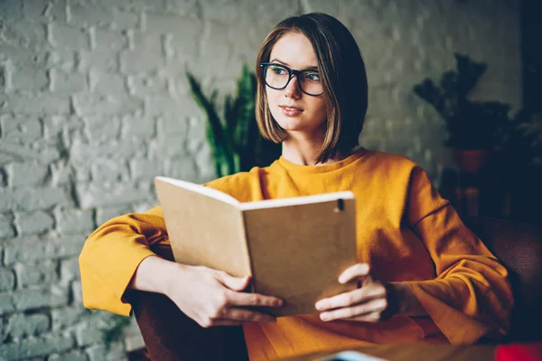 Estudante Inteligente Pensativo Óculos Ópticos Elegantes Pensando Enredo Interessante Livro — Fotografia de Stock