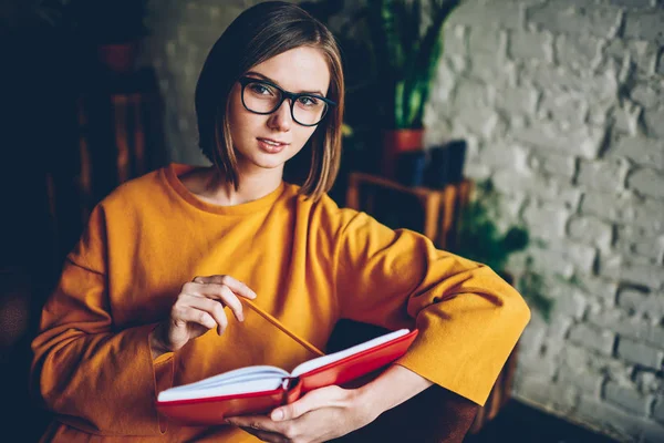 Portret Van Halve Lengte Van Aantrekkelijke Student Met Korte Kapsel — Stockfoto