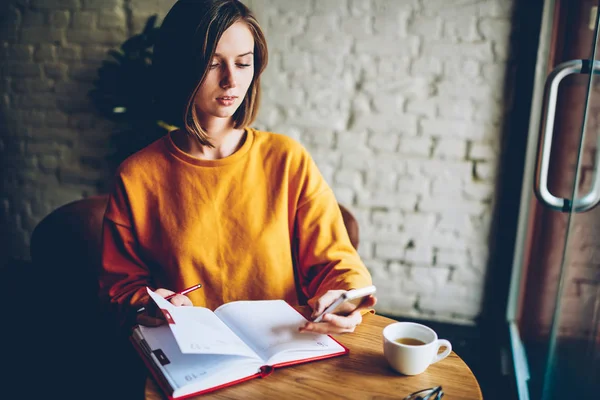 Estudiante Pensativa Con Corte Pelo Corto Haciendo Registros Día Planificación — Foto de Stock