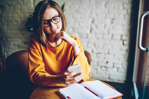 Positiv Hipster Flicka Trendiga Glasögon Vilar Café Interiör Chattar Sociala — Stockfoto