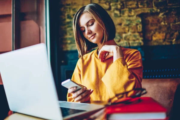 Bella Studente Notifica Lettura Applicazione Cellulare Studiare Computer Portatile Preparare — Foto Stock