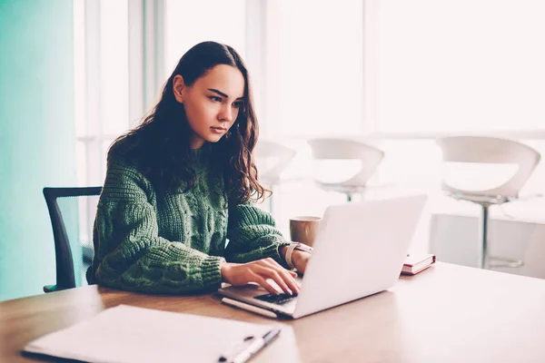 Diseñador Gráfico Femenino Concentrado Que Trabaja Ordenador Portátil Nuevo Proyecto — Foto de Stock