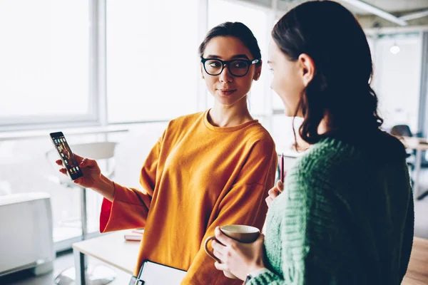 Schöne Designerin Mit Brille Die Qualifizierten Studenten Informationen Über Das — Stockfoto