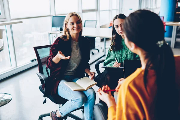 Mujeres Jóvenes Creativas Discutiendo Algunos Temas Trabajo Durante Consultoría Del —  Fotos de Stock