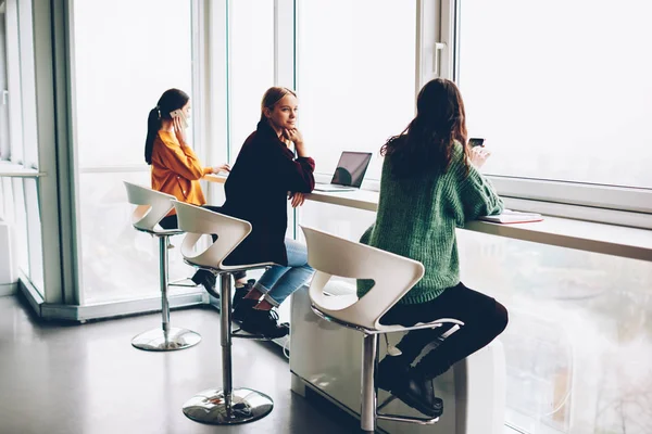 Escritoras Femininas Comunicando Com Cada Uma Desfrutando Tempo Livre Durante — Fotografia de Stock