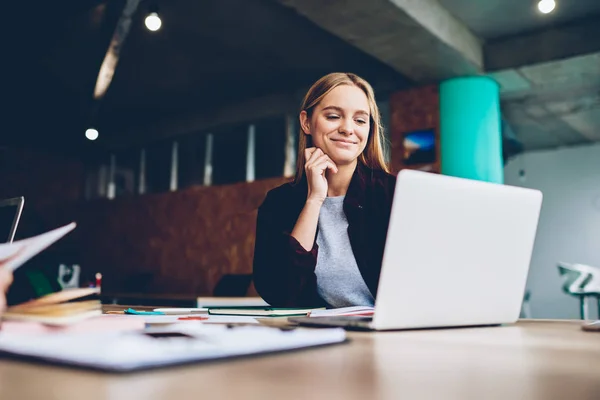 Diseñadora Gráfica Femenina Exitosa Viendo Tutorial Sobre Ideas Creativas Ordenador — Foto de Stock