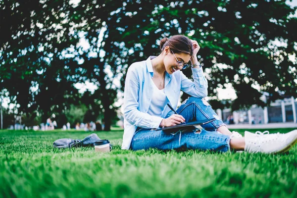 Sorrindo Hipster Menina Desgaste Casual Gostando Aprender Gramado Verde Relatório — Fotografia de Stock