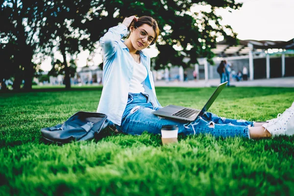 Retrato Menina Hipster Grave Sentado Gramado Verde Parque Com Computador — Fotografia de Stock