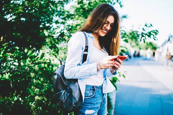 Sorrindo Hipster Menina Feliz Sobre Ganhar Desconto Verificando Mail Smartphone — Fotografia de Stock