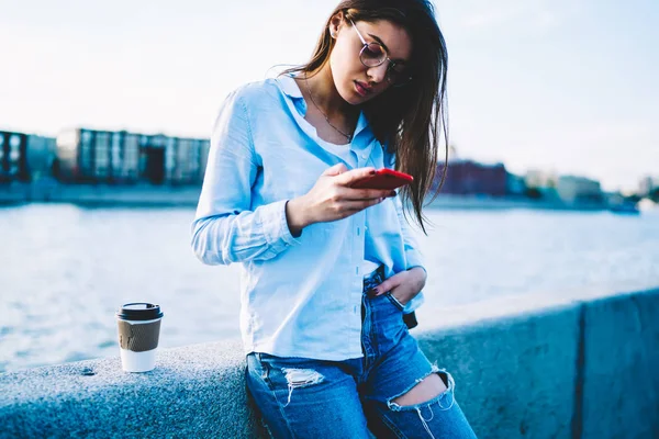 Menina Hipster Pensativo Óculos Lendo Notícias Página Web Smartphone Descansando — Fotografia de Stock