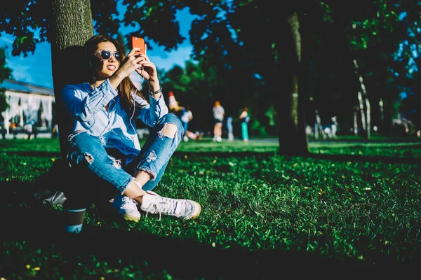 Mujer Joven Sonriente Gafas Sol Tomando Fotos Cámara Del Teléfono — Foto de Stock