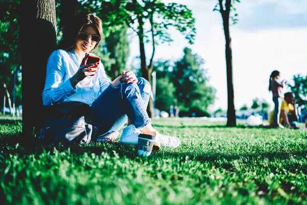 Positieve Hipster Meisje Trendy Vrijetijdskleding Lezen Bericht Van Vriend Mobiele — Stockfoto