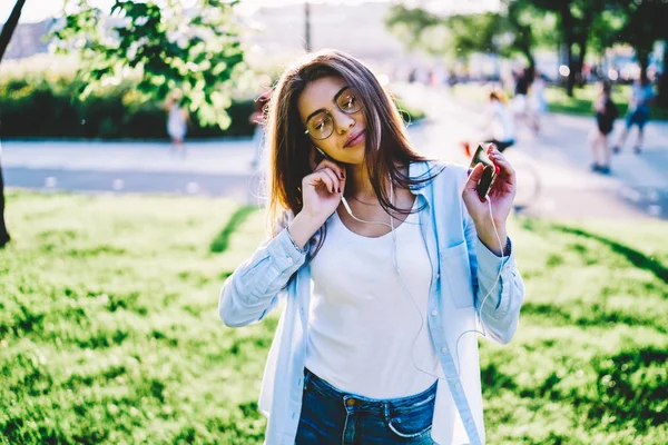 Mujer Joven Gafas Bailando Mientras Escucha Música Favorita Través Auriculares — Foto de Stock