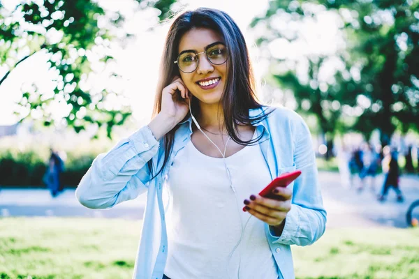 Halvlångt Porträtt Glad Hipster Flicka Fritidskläder Pålagt Hörlurar För Njuta — Stockfoto