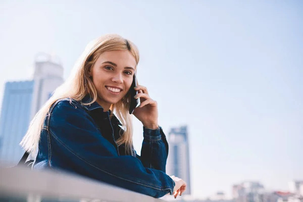 Retrato Chica Hipster Despreocupada Con Pelo Rubio Sonriendo Cámara Mientras —  Fotos de Stock