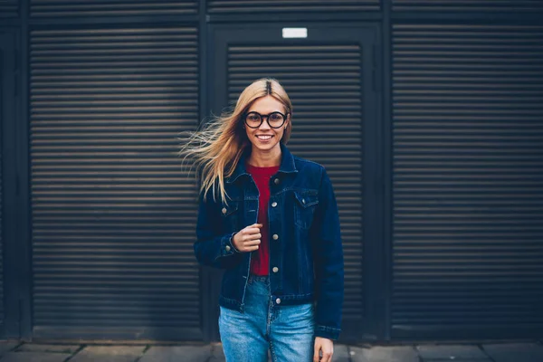 Porträtt Glad Hipster Flicka Wit Blonda Hår Och Optiska Glasögon — Stockfoto