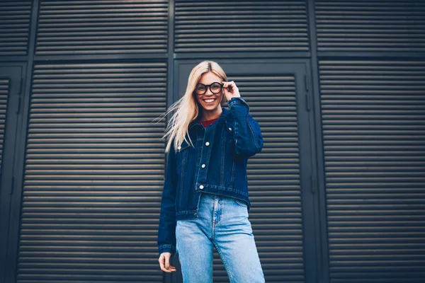 Hieronder Portret Van Stijlvolle Positieve Jonge Vrouw Met Blonde Haren — Stockfoto