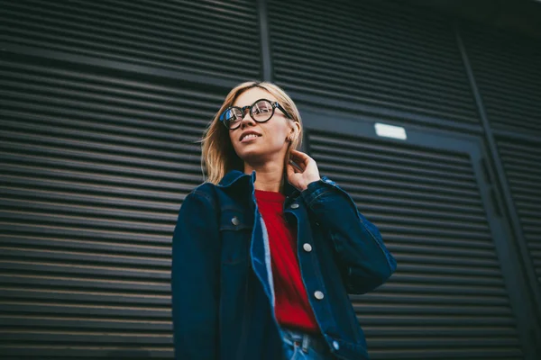 Beskåda Glad Ung Kvinna Med Blont Hår Klädd Trendiga Denim — Stockfoto