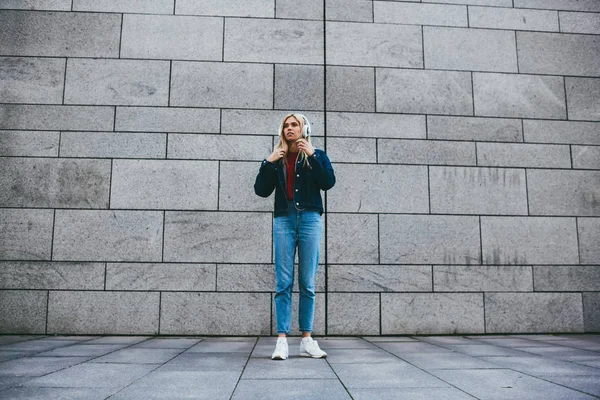 Elegantní Mladá Žena Oblečená Trendy Džínové Oblečení Stojí Venku Šedém — Stock fotografie