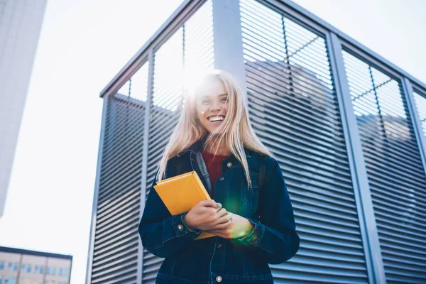Молода Приваблива Блондинка Студентка Насолоджується Відпочинком Весняному Сонячному Міському Середовищі — стокове фото
