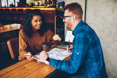 Kahve molası sırasında proje oluşturmak için yeni fikirler disscusing süre gülüyor olumlu arkadaşlarım. Neşeli öğrencilerin birbirleri ile ortak proje Üniversitesi'nde oturan üzerinde iletişim