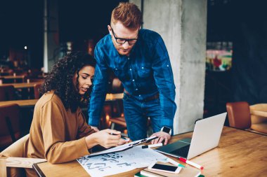 Bina geliştirmek için önemli fikirleri tartışmak iki profesyonel Mimarlar modern stüdyo iç çalışma proje. Erkek ve kadın tasarımcılar ortak görev ofisinde oturup birlikte çalışma