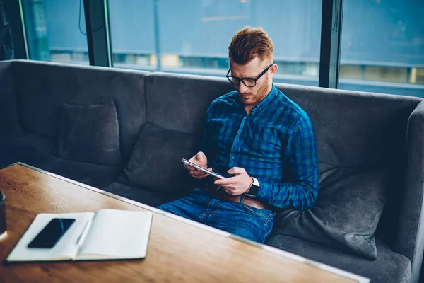 Jeune Homme Affaires Dans Les Lunettes Lecture Dernières Nouvelles Sur — Photo