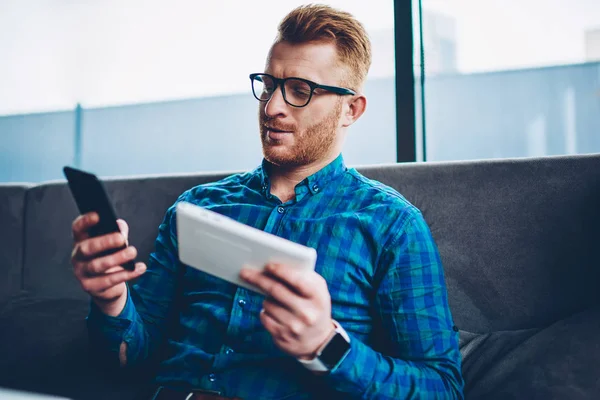 Vrolijke Jonge Mannelijke Eigenaar Van Coffeeshop Brillen Controleren Kennisgeving Met — Stockfoto