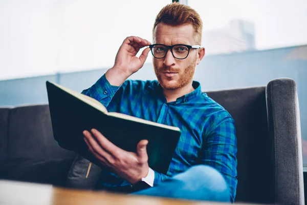 Retrato Joven Con Gafas Fijas Pelo Rojo Para Leer Interesante — Foto de Stock