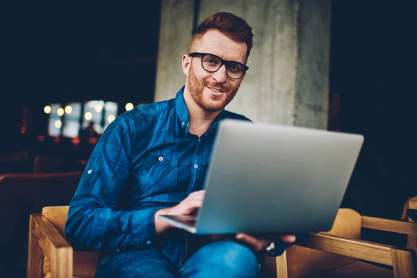 Porträt Eines Positiven Bärtigen Männlichen Grafikdesigners Mit Roten Haaren Und — Stockfoto