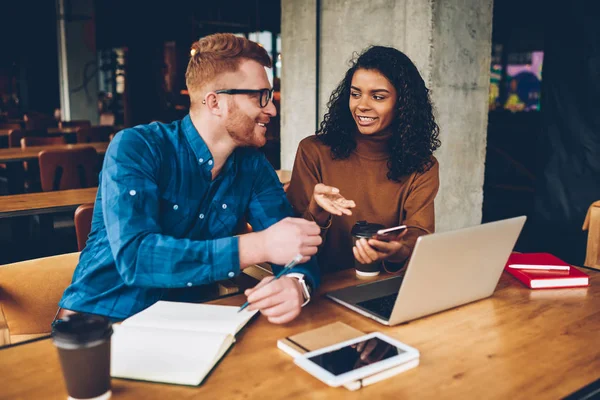 Studenter Diskuterer Nytt Prosjekt Studiet Bærbar Datamaskin Kreativ Kaukasisk Mannlig – stockfoto